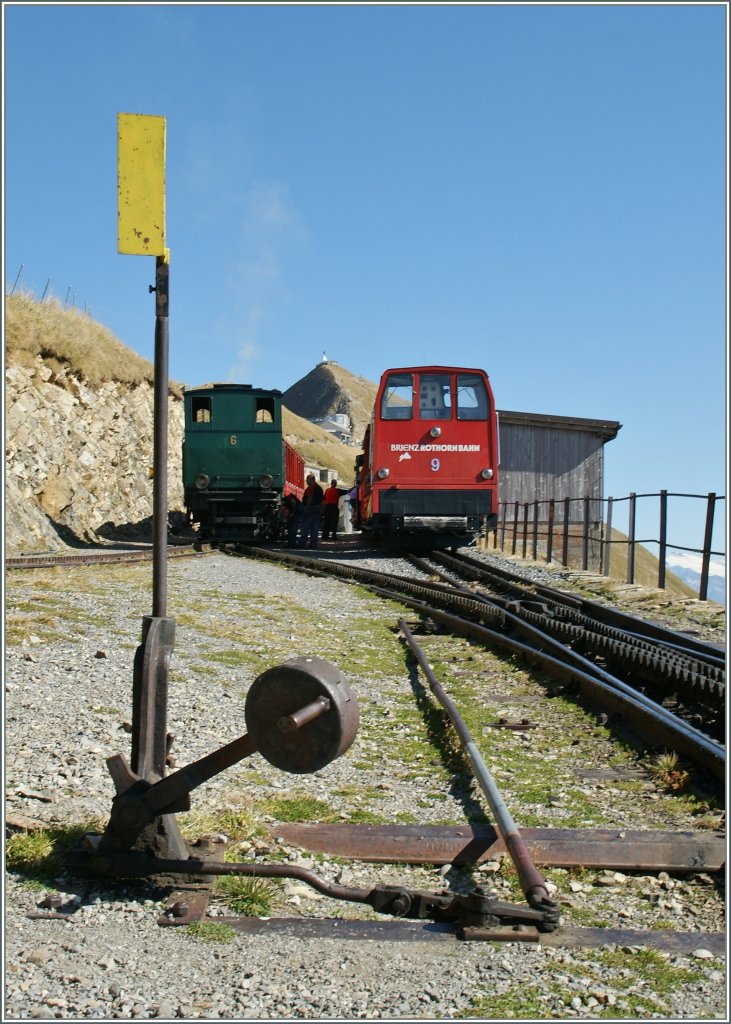 Die BRB Diesellok 9 und die Kohlegefeuerte  Dampflok 6 warten auf ihre Talfahrt auf dem Brienzer Rothorn. 
Bahnbildertreffen Brienz BRB vom 1. Okt 2011