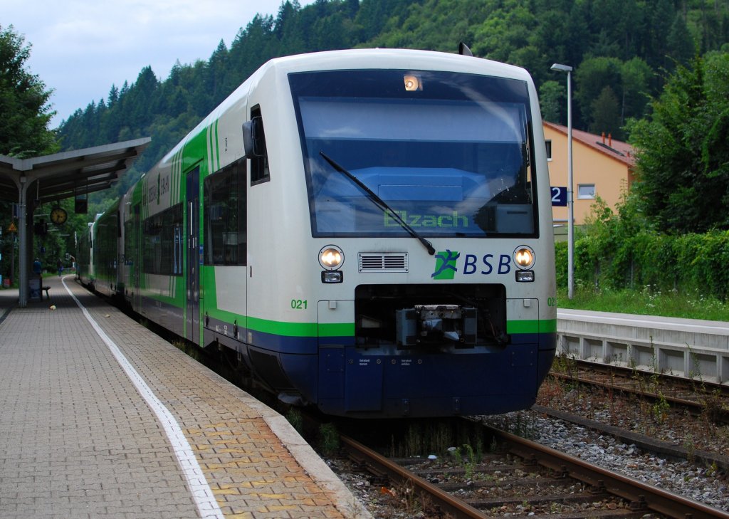 Die Breisgau S-Bahn mit BSB 88137 von Freiburg Hbf - Elzach hier beim aufenthalt in Bhf Waldkirch am 26. 07 2010.