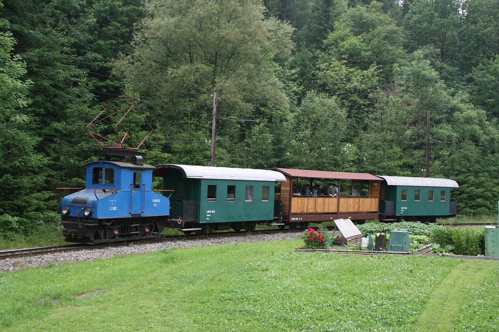 Die Breitenauerbahn feiert 2013 ihr 100-Jahr-Jubium. Selten kommen die beiden Loks E1 und E2 (Baujahr1913)zu einem Streckeneinsatz.Am 2.06.2007 war die E2 mit einem Sonderzug in St.Jakob unterwegs.