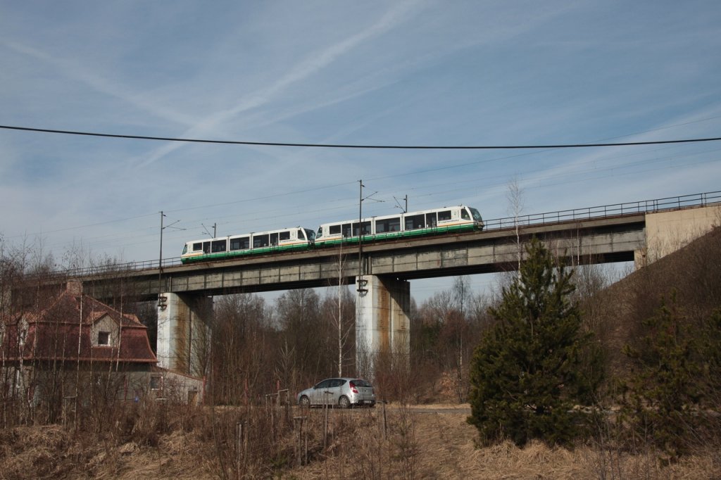 Die Brücke in Královske Poříčí überqueren 2 RegioSprinter der Vogtlandbahn als 7105 am 12.03.2011. Den Fahrzeugdurchlauf Zwickau-Zentrum - Sokolov - Karlovy Vary - Mariánské Lázně gibt es nur Sonnabends und er dient gleichzeitig dem Fahrzeugtausch für die tschechische KBS149, auf der der Verkehr durch Viamont regio a.s. durchgeführt wird. 