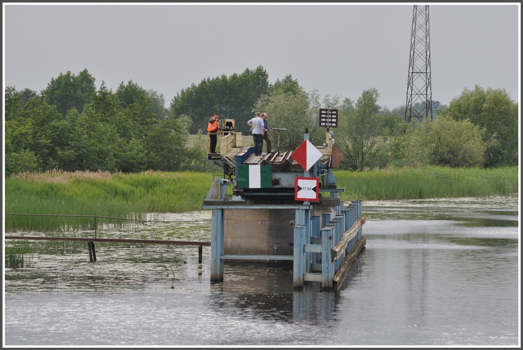 Die Brcke von Rybina am Fluss Skarpawa ist nun abgedreht und ruht auf einem Mittelpfeiler. Der Weg fr die MS Johannes Brahms ist nun frei. (07.06.2012)