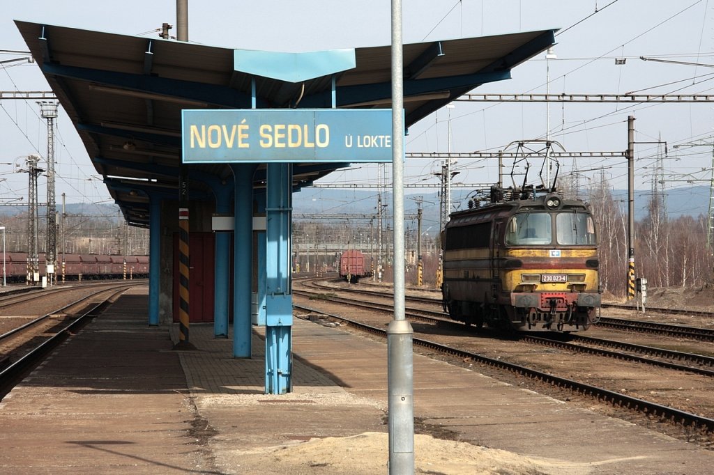 Die Budweiser 230 023 wartet am 12.03.2011 im Bf Nové Sedlo u Lokte auf weitere Einsätze.