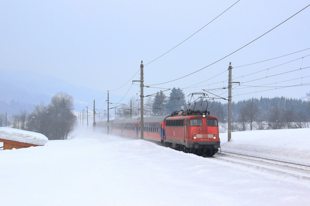 Die Bgelfalte 115 383-2 zieht einen Turnuszug in Richtung Saalfelden.
Fieberbrunn, 11.02.12