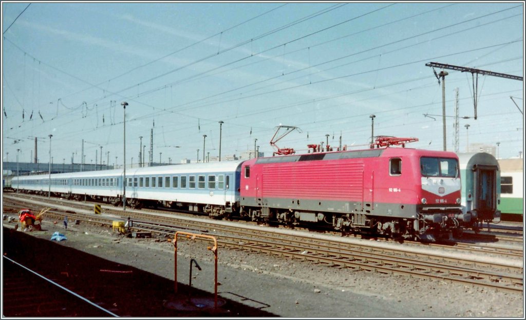Die Bundesbahn 112 185-2 mit einen IR im seit 5.10.1952 zu Fernverkehrsbahnhof erklren Berlin Lichtenberg.
Das Bild entstand im April 1994 vom Bahnsteig aus.