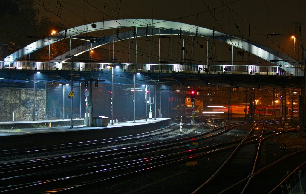 Die Burtscheider Brcke am Abend des 23.11.2011. Die Bogenbrcke berspannt Gleise und Bahnsteige des Aachener Hbf.