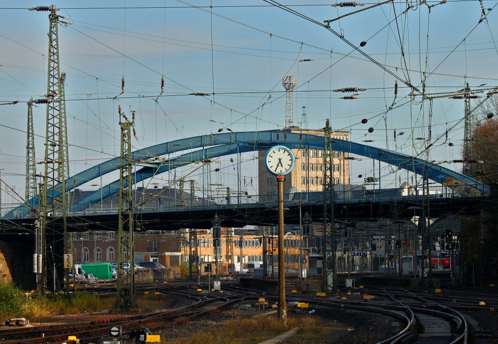 Die Burtscheider Brcke berspannt die Gleise des Aachener Hbf. Der Bahnhof in Aachen liegt in einer Kurve, hat neun Gleise, zwei davon sind Durchfahrgleise fr den Gterverkehr.  Hinter der Bogenbrcke das 1930 erbaute Hochhaus der Aachener Stadtverwaltung mit seiner Wetterstation auf dem Dach. (22.11.2011)