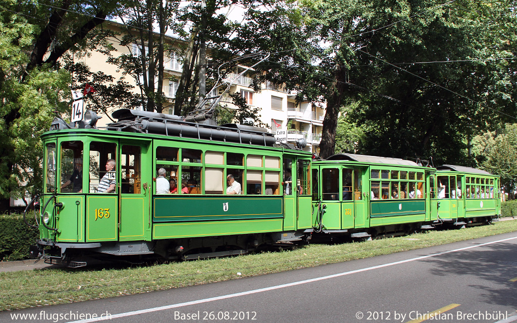 Die BVB feiert die Tramlinie 14 mit div. Oldtimer Zgen hier die Ce 2/2 163 mit den Personenwagen 371 und 331 in der Nhe des Aeschenplatzes in Basel am 26. August 2012.
Mehr dazu auf www.flugschiene.ch