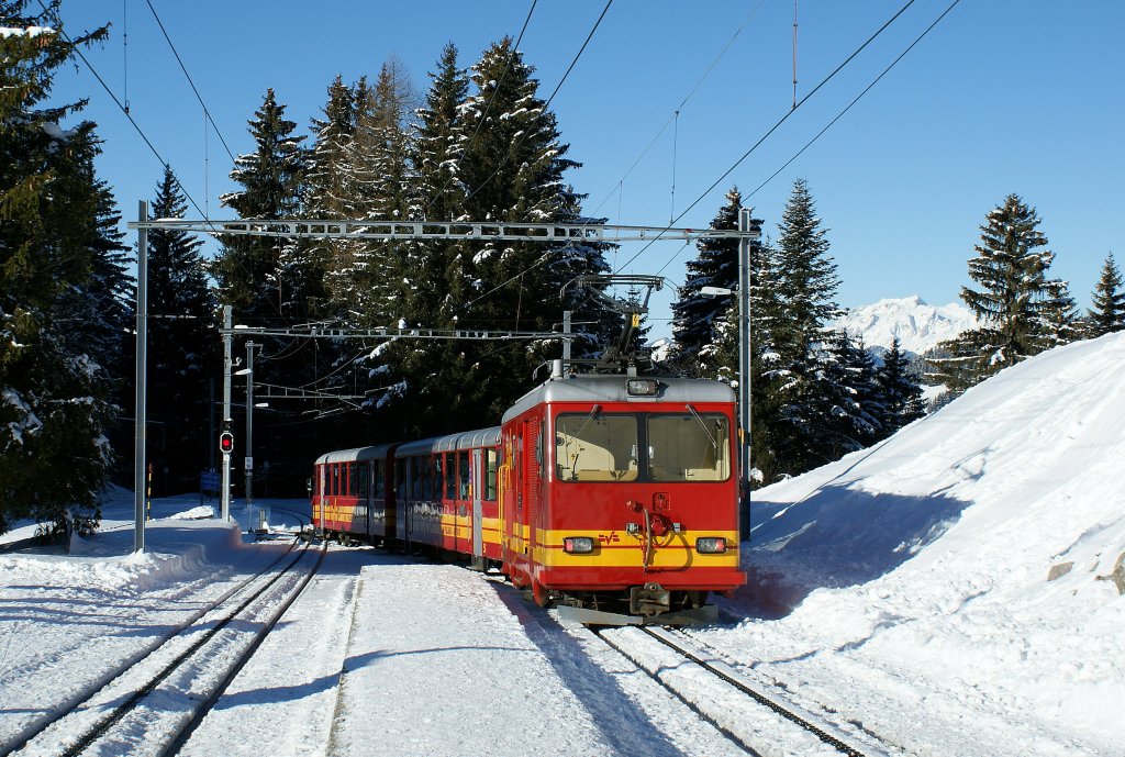 Die BVB HGe 4/4 N 31 schiebt ihren Zug Richtung Villars.
Das Bild entstand bei der Station  Col-de-Soud am 8. Februar 2010.
