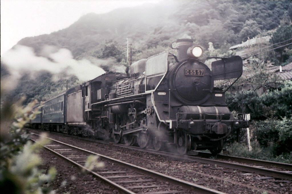 Die C55 (Achsfolge 2C1): Diese Lok mit ihren eleganten 1750mm grossen Speichenrädern wurde für Expresszüge auf wichtigen Sekundärlinien 1935-1938 gebaut. Die japanische Staatsbahn erhielt 62 Loks, nach Taiwan gingen 9 Loks. Der Weiterbau war geplant, doch dies geschah schliesslich in Form der moderneren C57. Die Loks C55 20 bis C55 40 wurden mit Stromlinienverkleidung geliefert; diese wurde 1950/51 entfernt. Die letzten C55 fuhren auf der Nordinsel Hokkaidô bis Oktober 1974, auf der Südinsel Kyûshû bis März 1975. Im Bild steht die C55 57 in Ryûgamizu bei Kagoshima, ganz im Süden Japans; 11.August 1972.