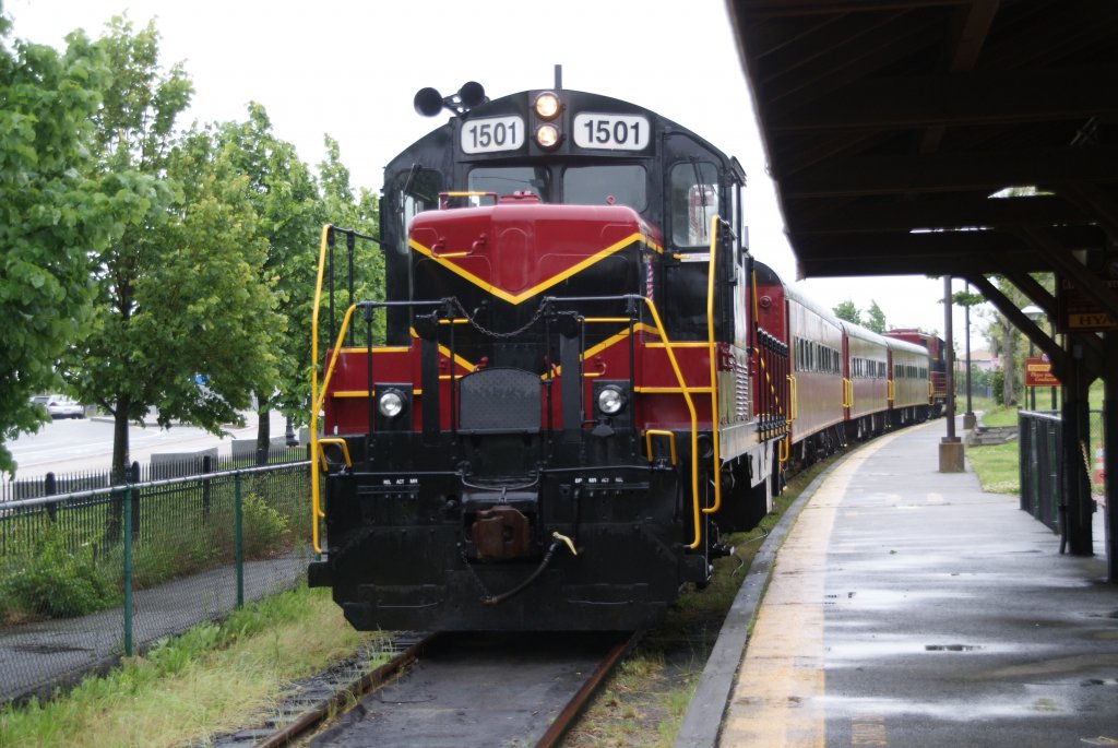 Die Cape Cod Central ist eine Touristenstrecke auf der Halbinsel Cape Cod. Der Bahnhof ist Hyannis. GP7, aufgenommen am 3.6.2012