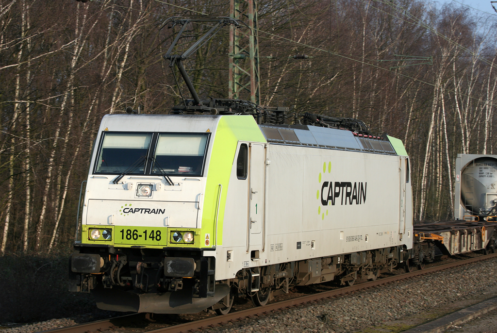 Die Captrain 186-148 zieht einen Gz durch Dinslaken am 15.03.2011