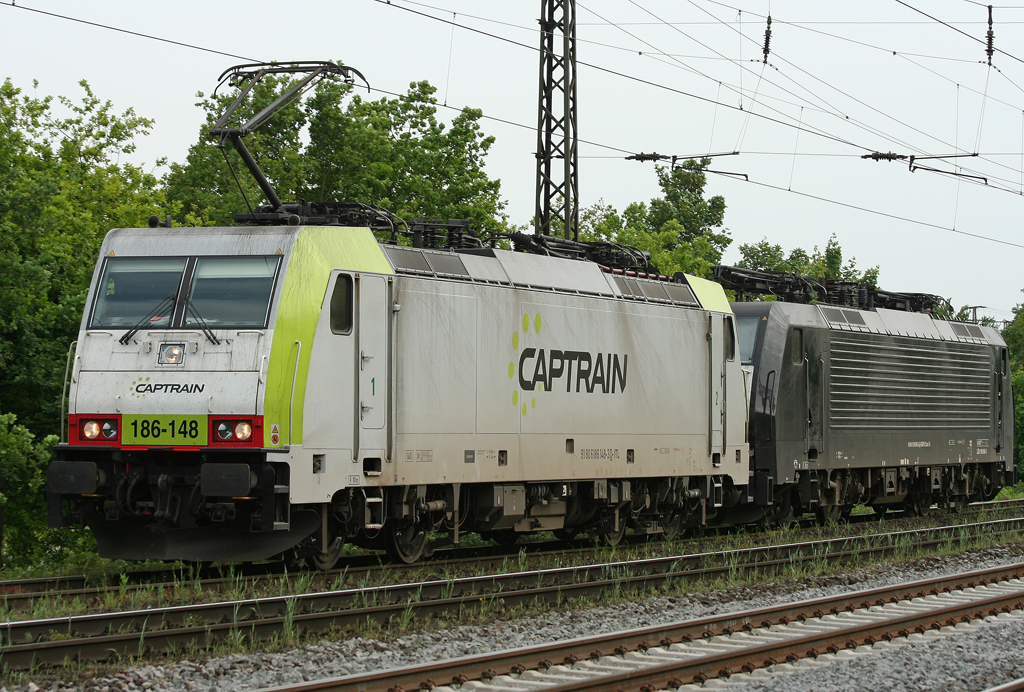 Die Captrain 186-148 zieht die MRCE E 189 095 / ES 64 F4 / 185 095-3 durch Duisburg Neudorf am 25.05.2010