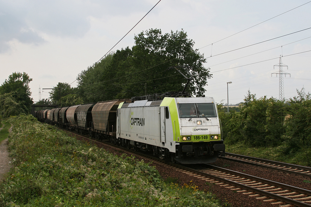 Die Captrain 186 149 mit einem Gterzug am 25.08.2010 in Hannover-Ahlten.