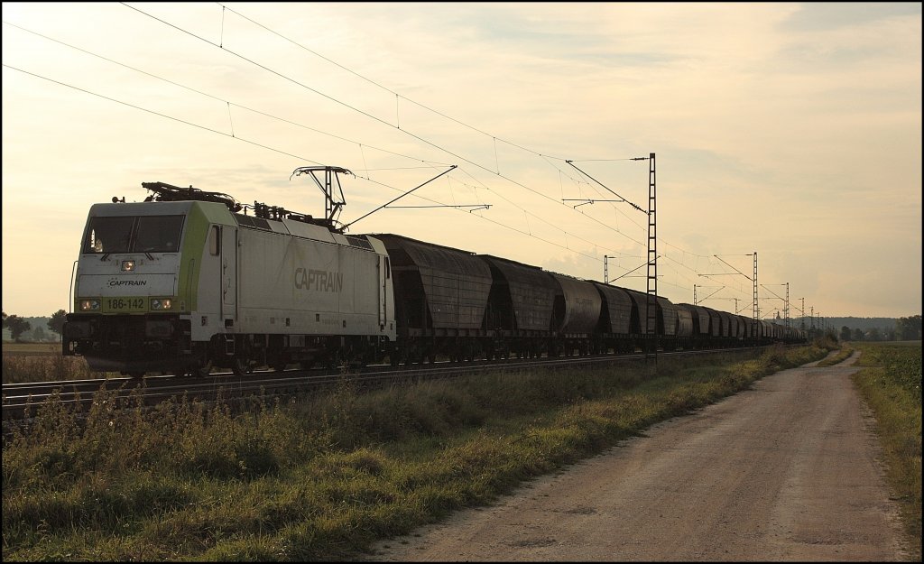 Die Captrain Lok die zum Unternehmen ITL gehrt, musste in Mangolding 3 Zge Passieren lassen. Loknummer war 186 142. Leider stand die Lok sehr schlecht. 