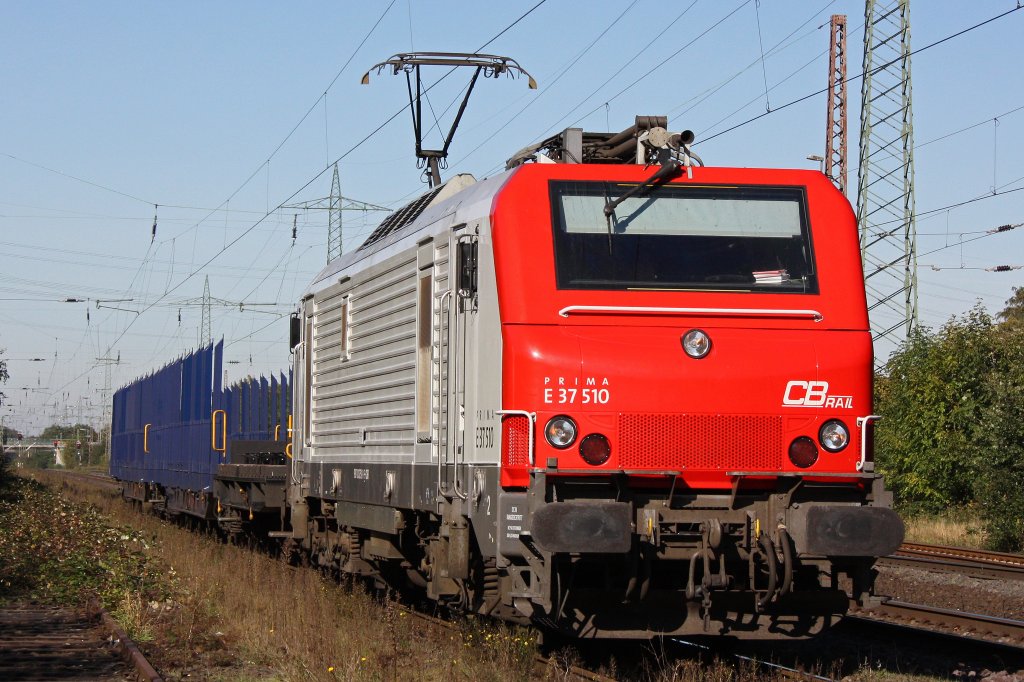 Die CBR E37 510 am 15.10.11 mit einem kurzen Gterzug bei der Durchfahrt durch Ratingen-Lintorf.