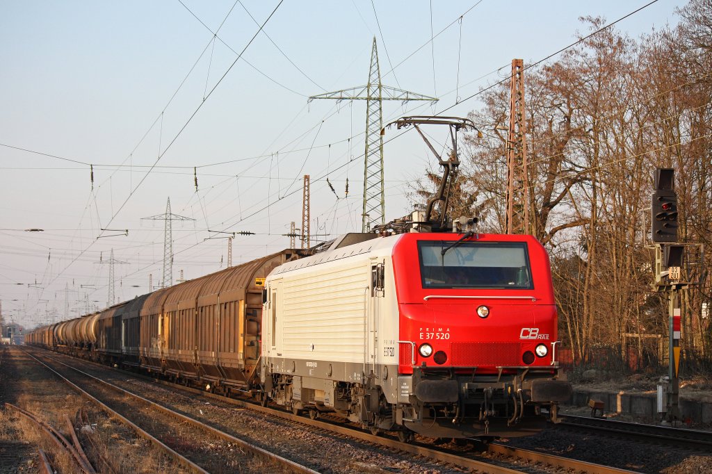 Die CBR E37 520 (i.E. fr Captrain) am 11.2.12 mit einem Papierzug bei der Durchfahrt durch Ratingen-Lintorf.