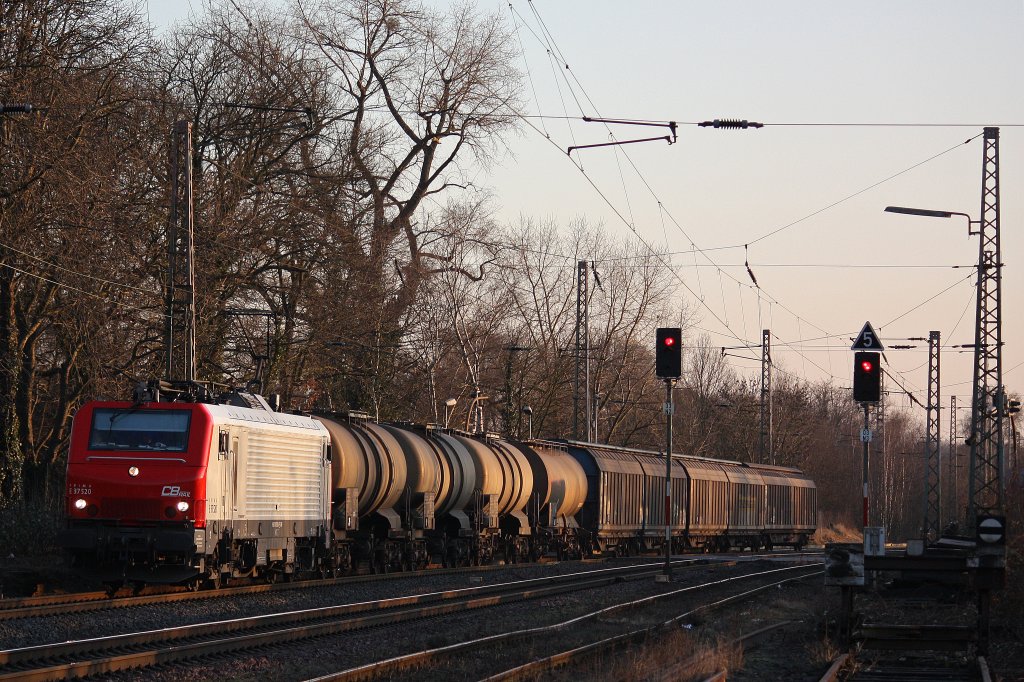 Die CBR E37 520 zog am 2.2.11 ihren sehr kurzen Papierzug durch Ratingen-Lintorf.An diesem Tag waren noch 4 Kesselwagen in den Zug eingereit.