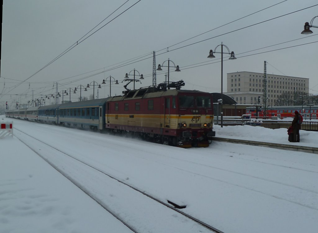 Die CD 371 001-9  Lucka  fhrt als EC 174 nach Hamburg-Altona auf Gleis 17 ein. 28.12.2010