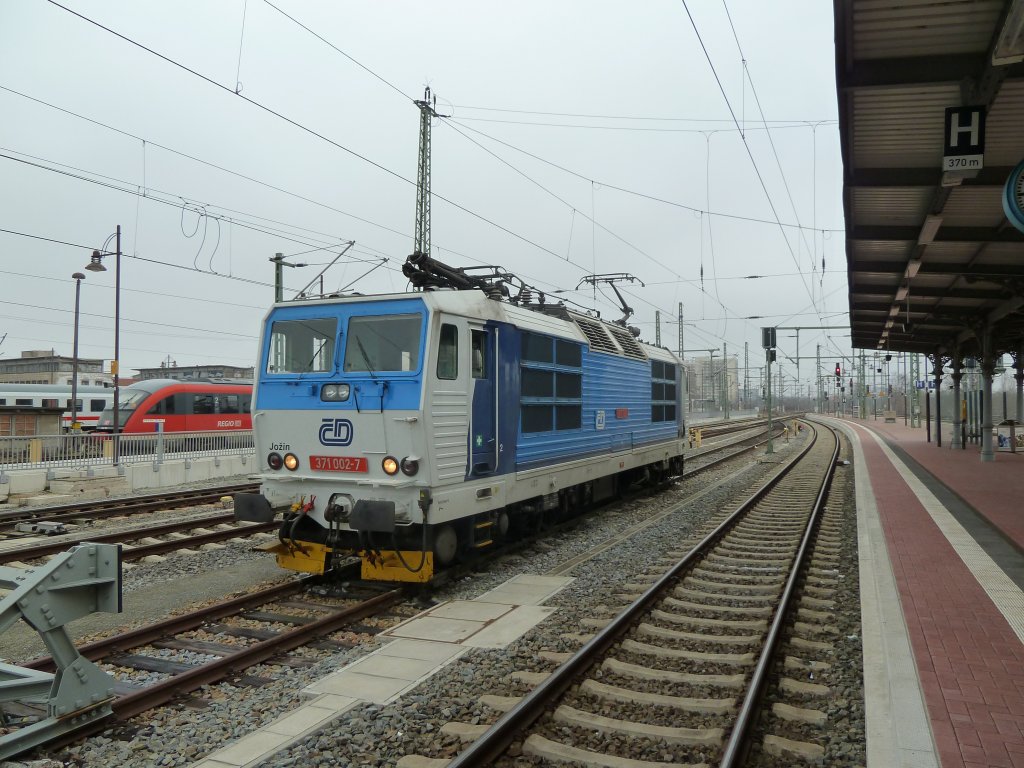 Die CD 371 002-7 stand auf dem Abstellgleis des Dresdner Hauptbahnhofes und wartete auf den nchsten Einsatz. 23.01.2011