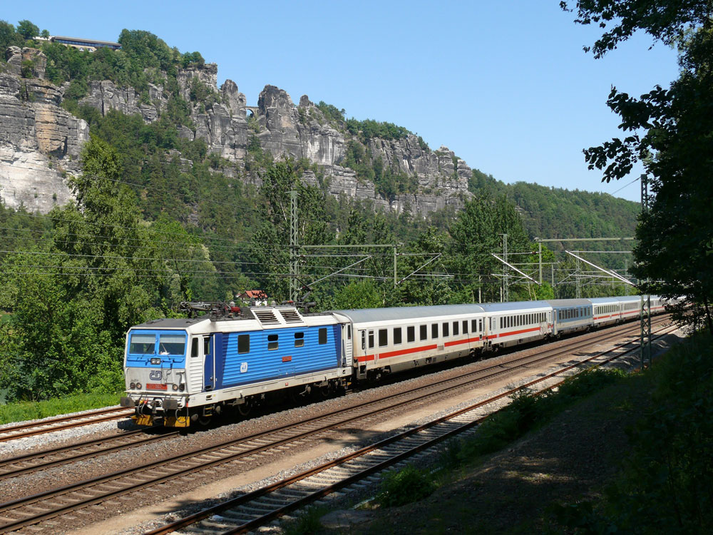 Die CD 371 002  Jocin  bringt den EC 174 Budapest-Keleti pu - Hamburg-Altona vorbei an den Sandsteinfelsen um die Bastei durch die Schsische Schweiz; 26.05.2011
