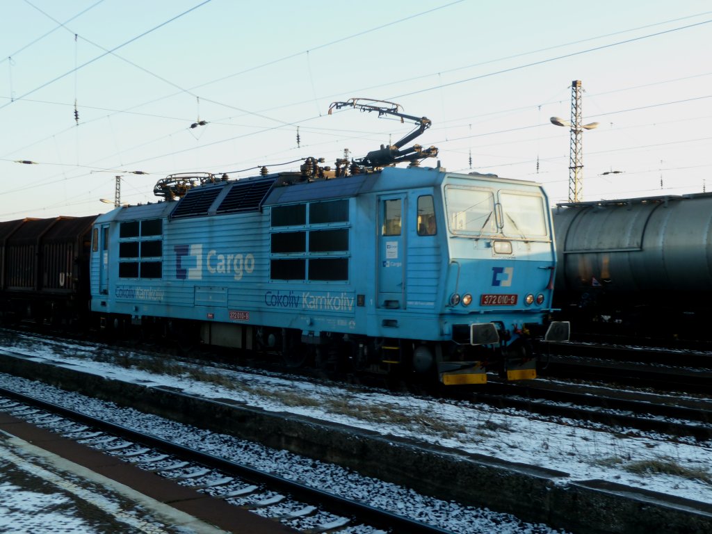 Die CD 372 010-9 fhrt gerade mit einem Gterzug in Dresden-Friedrichstadt ein. 29.01.2011