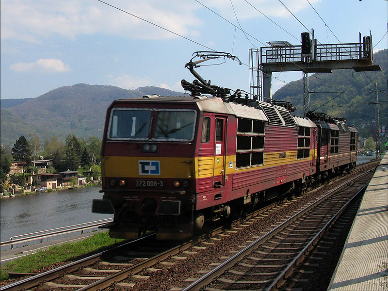 Die CD  Kndelpresse  372 008 schleppt ein baugleiches Exemplar der DB (Baureihe 180) noch in Farbgebung Deutsche Reichsbahn am linken Elbufer bei Vaňov (Wanow) in Richtung st nad Labem (Aussig an der Elbe); 24.04.2008
