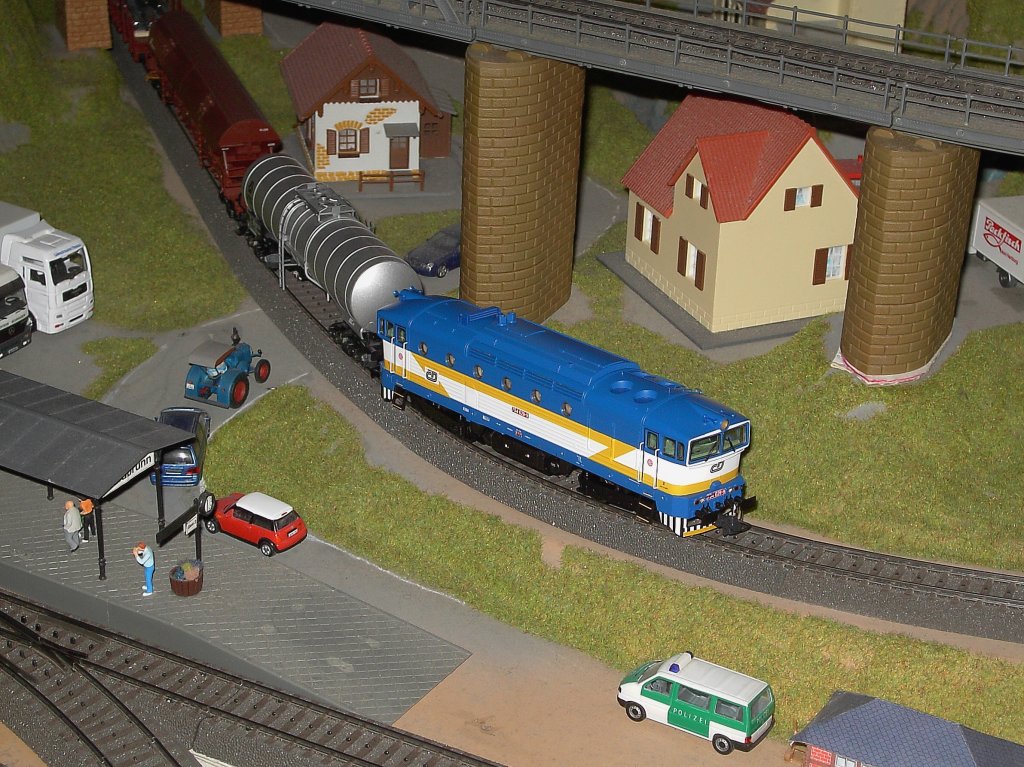 Die CD Taucherbrille 754 028 mit einem Gterzug unterwegs auf der Gebirgsbahn. 