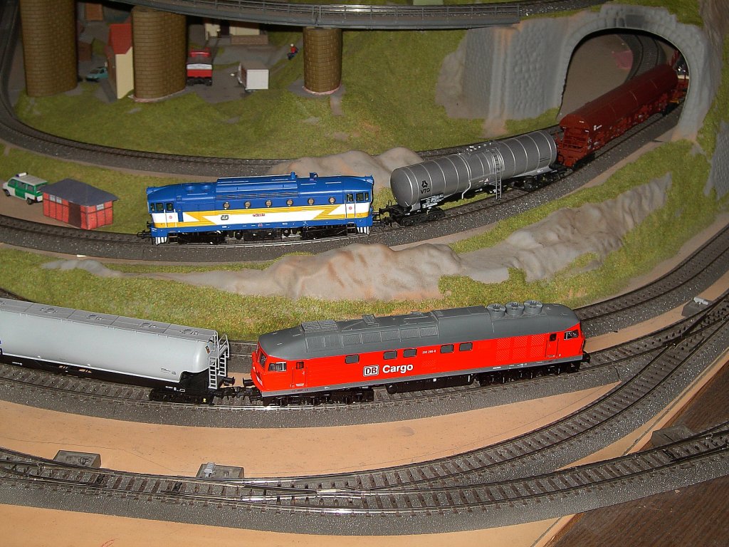 Die CD Taucherbrille 754 028 mit einem Gterzug und eine Ludmilla mit einem Gterzug bei der Durchfahrt durch den Bahnhof. 