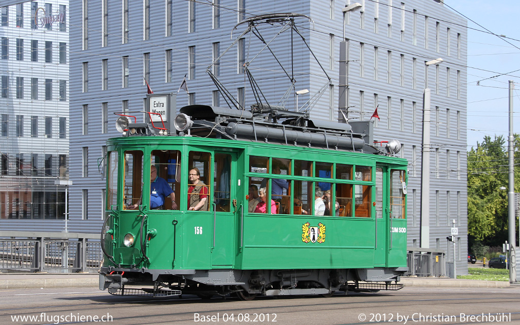 Die Ce 2/2 156 wurde erst vor einem Jahr wieder zu einem Oldtimertram zurck gebaut, davor war die Maschiene im Rangierdienst in Orange im Depot Dreispitz.
Das Drmmli wurde auf den Namen Zum Sod getauft, hier am 4. August 2012 auf der Mnchensteinerbrcke in der Nhe des Bhf SBB in Basel!
Weitere Bilder unter www.flugschiene.ch