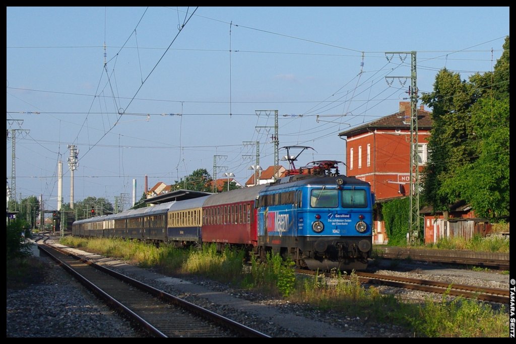 Die Centralbahn 1042 520 mit Werbung fr das Lok Magazin und Sonderzug nach Kornwestheim in Nrnberg-Stein. Gerade noch rechtzeitig denn der Schatten wanderte beachtlich schnell in das Gleis.