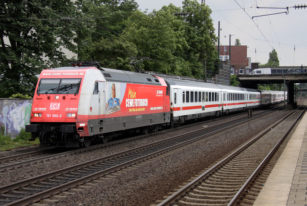 Die Cewe 101 080-0 zieht einen IC durch Dsseldorf Derendorf am 27.06.2013