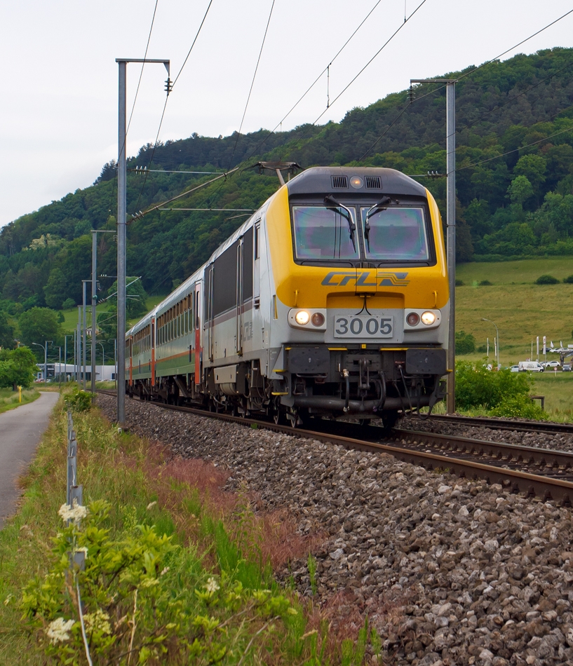 Die CFL 3005 mit dem ca. 45 Minuten verspteten IR 111 Liers - Luxemburg, hier am 15.06.2013 bei Lintgen.