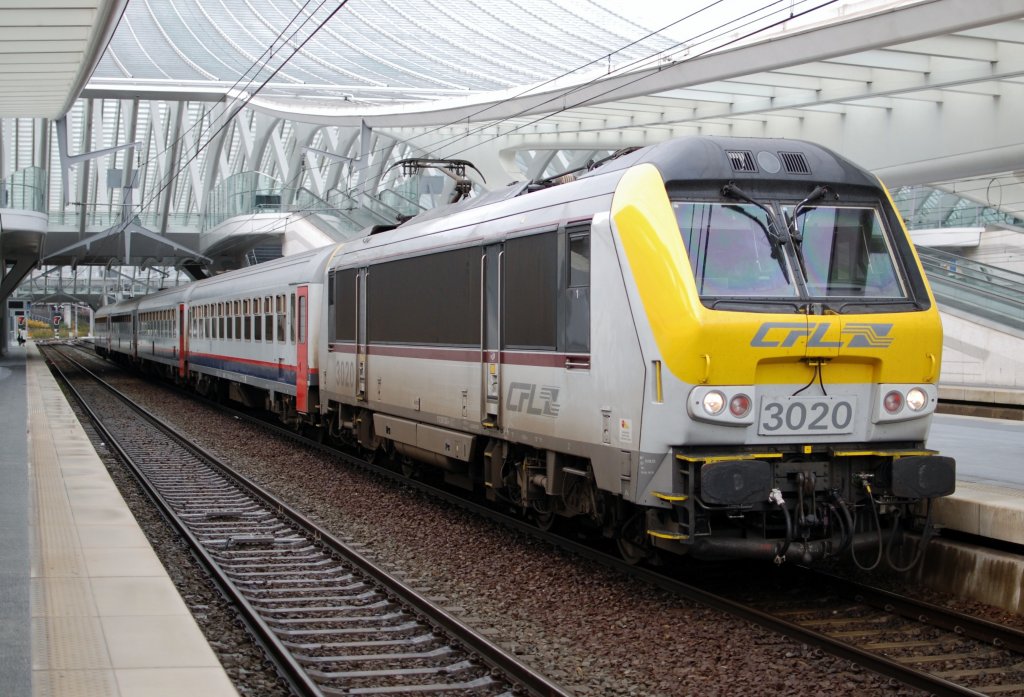 Die CFL 3020 mit SNCB wagons fhrt durch Liege Guillemins mit IC nach Luxembourg am 30.10 2010.