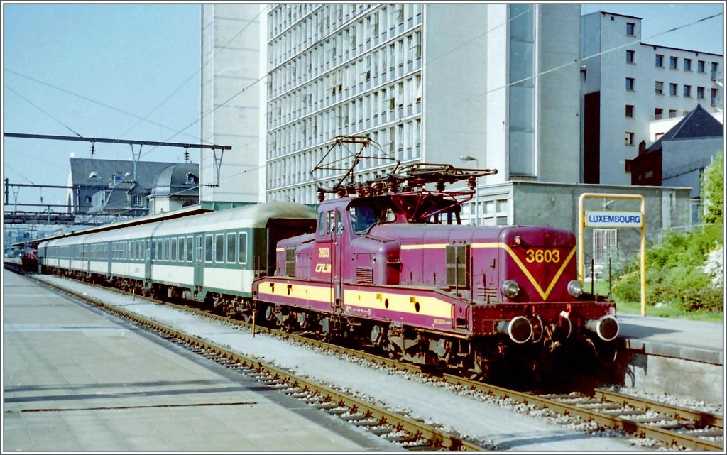 Die CFL 3603 mit einem Reisezug Richtung Norden in Luxembourg (Stadt). 
gescanntes Negativ/ 13. Mai 1998