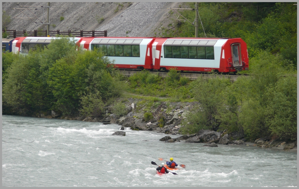 Die Chance ist gross, dass man auch bei Regenwetter auf der Fahrt durch die Vorderrheinschlucht auf Kanuten und Rafter trifft. Glacierxpress bei Trin. (20.06.2010)