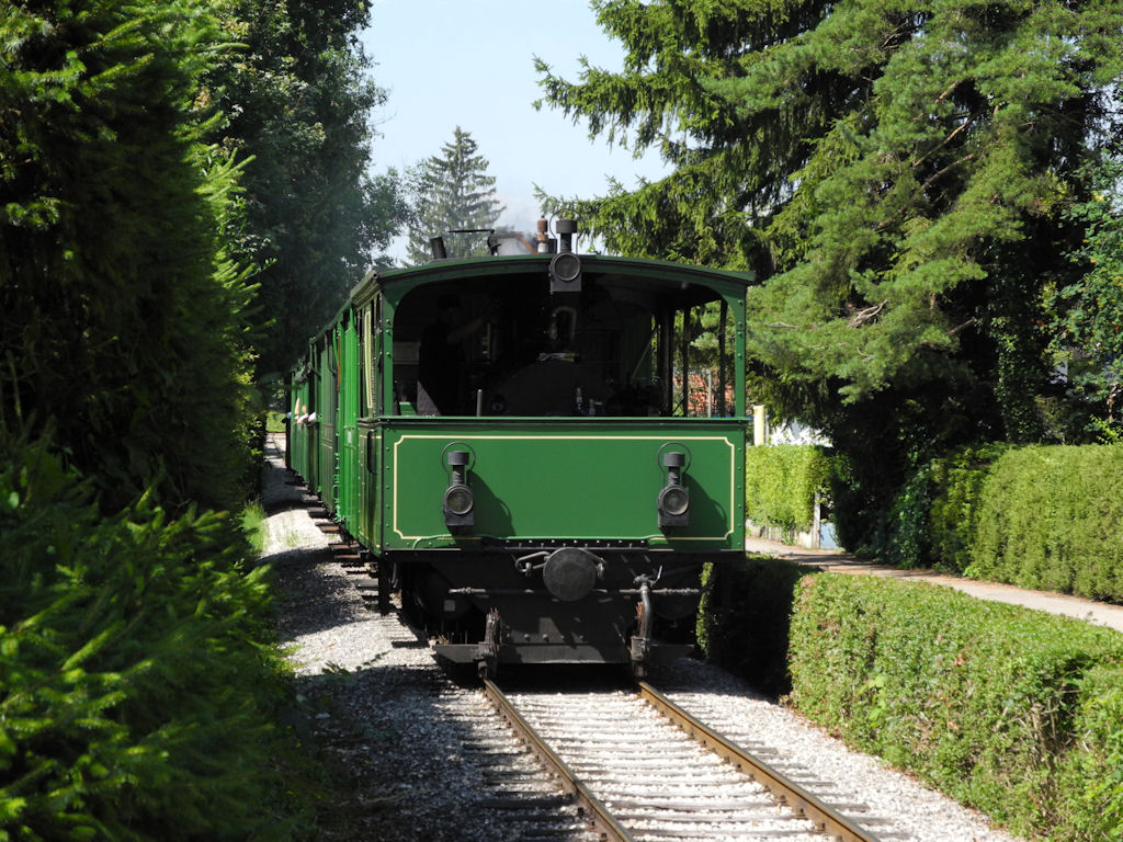 Die Chiemseebahn am 06.07.11 zwischen Prien Bf und Hafen