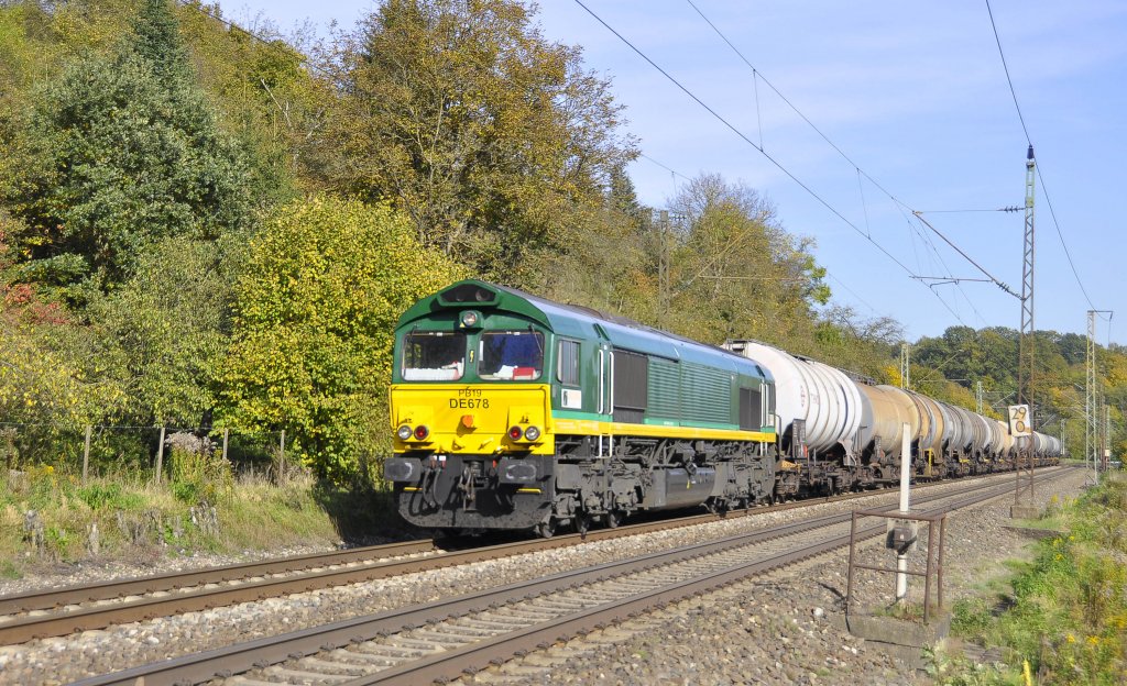 Die Claas 66 DE 678 von Ascendos Rail und von der HGK angemietet ist mit einem Kesselwagenzug auf der Filsbahn unterwegs.Aufgenommen bei Reichenbach an der Fils am 20.10.2012