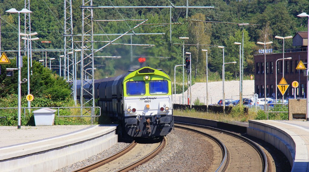 Die Class 66 6601 von Captrain kommt durch Herzogenrath mit einem Koksleerzug aus Bottrop nach L�ttich-Seraing(B) und f�hrt in Richtung Kohlscheid,Aachen-West  Endlich Sommerwetter am 17.8.2012.