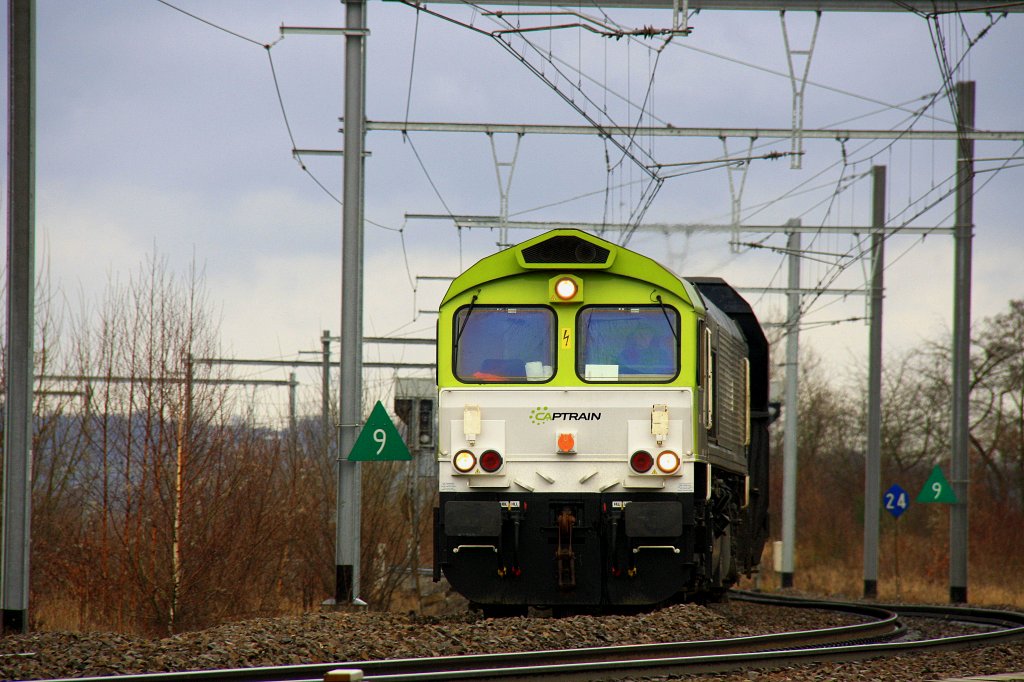 Die Class 66 6603 von Captrain ist mit einem Koksleerzug unterwegs in Richtung Lttich-Seraing(B). Fotografiert am 2.1.2012 in Montzen-Gare(B) aus Aachen-West kommend.