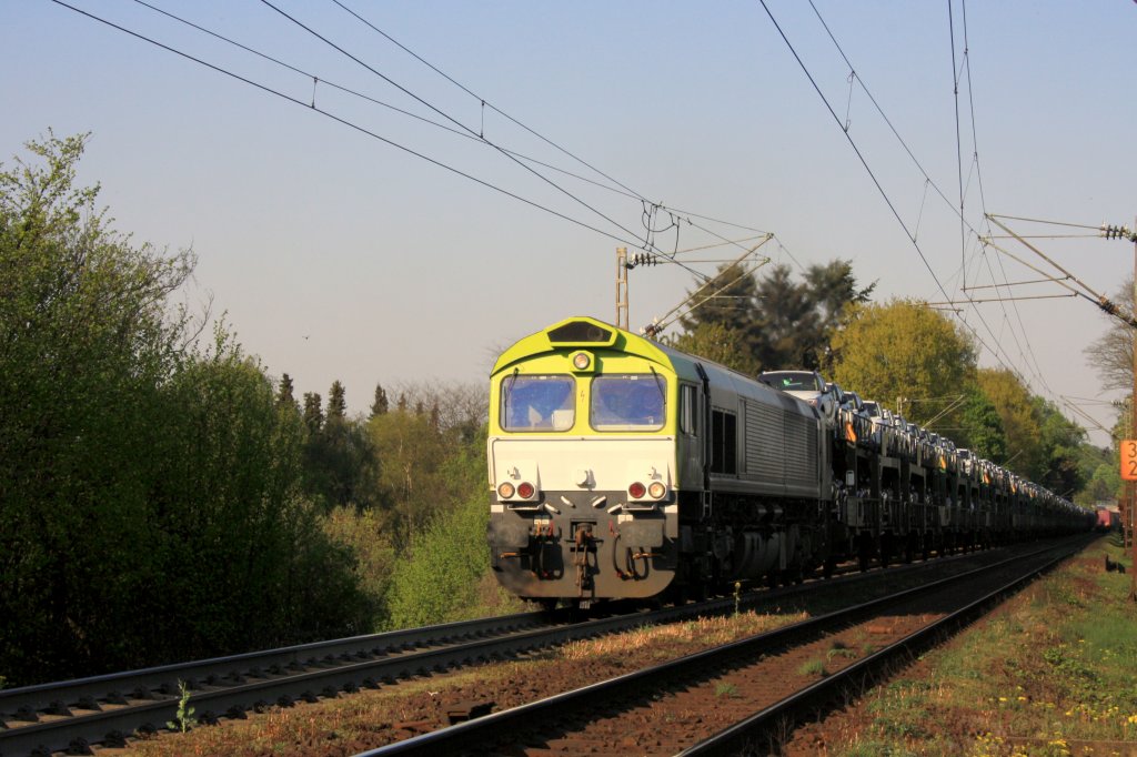 Die Class 66 6605 von Captrain kommt mit einem BMW-Autozug von Aachen-West nach Belgien und fhrt den Gemmenicher-Weg hoch bei Sonne.
18.4.2011