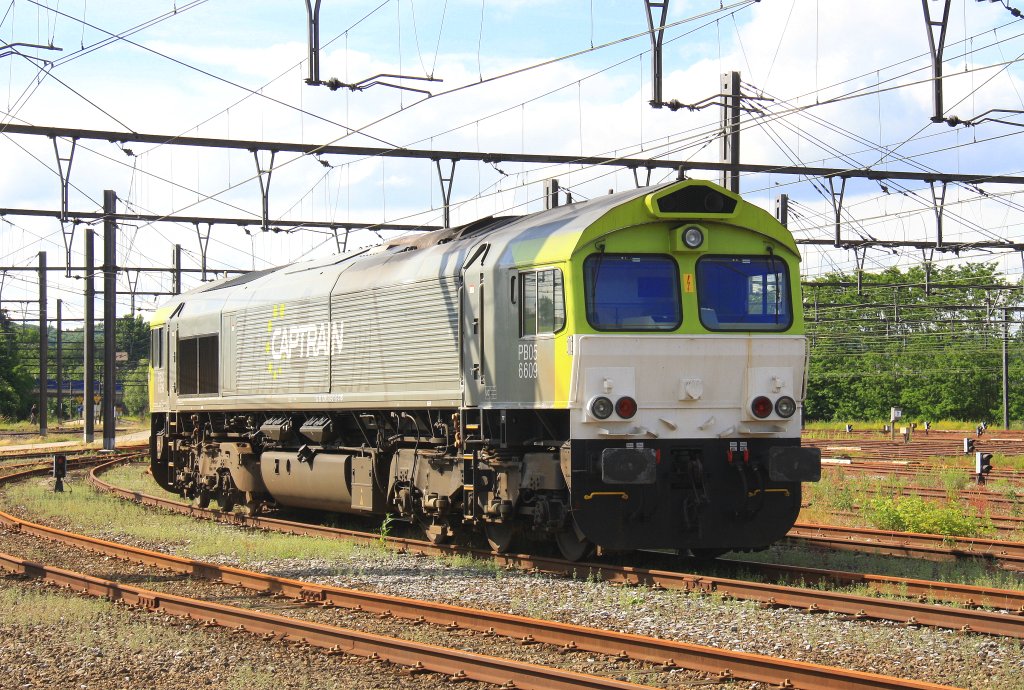 Die Class 66 6609/PB05 von Captrain steht in Montzen-Gare(B) bei Sonnenschein am 17.6.2012.