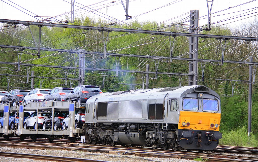 Die Class 66 6612 fhrt mit einem  Autozug bei der Ausfahrt aus Montzen-Gare(B) in Richtung Vise(B) am 29.4.2012.