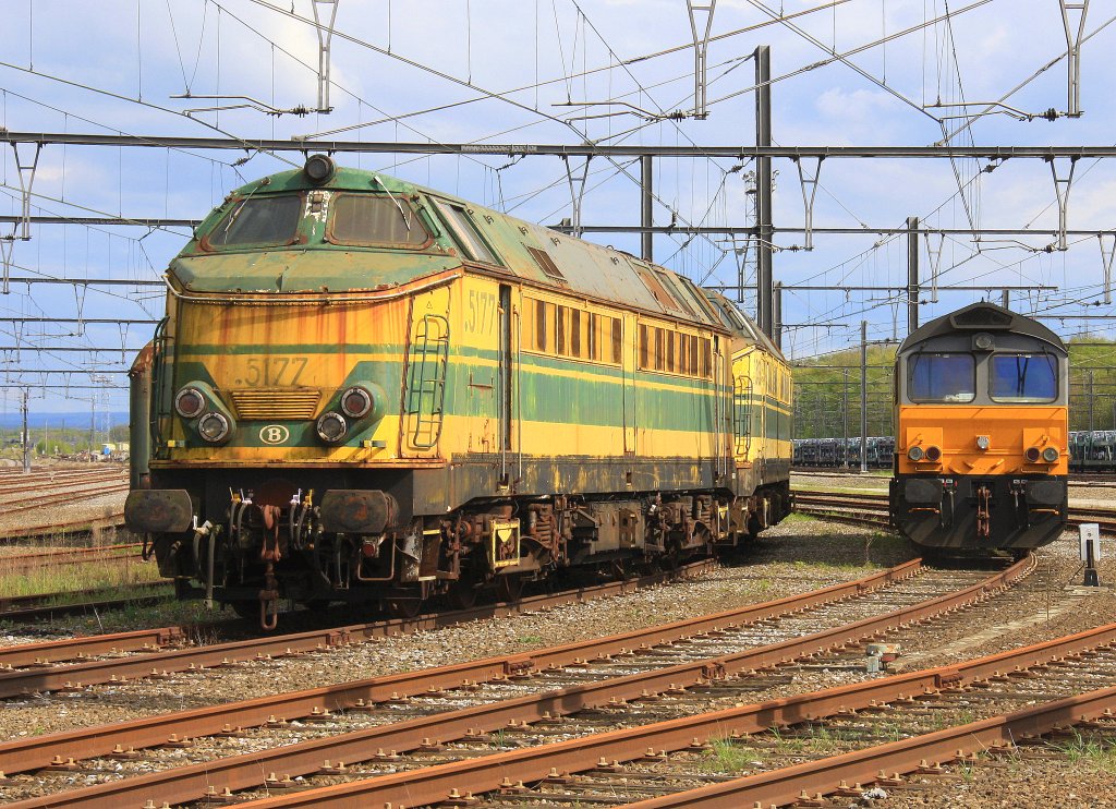 Die Class 66 6612 steht und auf dem Nebengleis stehen die alten belgischen 51er in Montzen-Gare(B) am 1.5.2012.