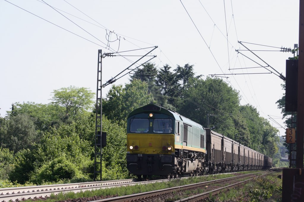 Die Class 66 von Ascendos Rail Leasing zieht einen Bleierzleerzug die Gemmenicher-Rampe hoch von Aachen-West und fhrt nach Antwerpen-Lillo(B) bei Sonne.
Aufgenommen am Gemmenicher-Weg am 3.6.2011.
