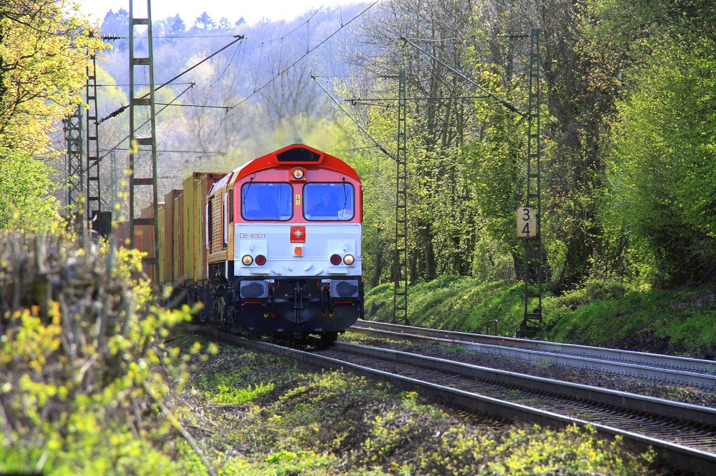 Die Class 66 DE6301  Debora  von Crossrail und f�hrt den Gemmenicher-Weg herunter mit einem MSC-Containerzug aus Antwerpen-Berendrecht(B) und f�hrt nach Aachen-West bei Sonnenschein am 19.4.2012.