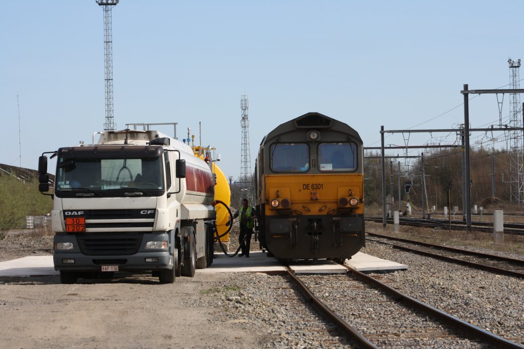 Die Class 66 DE6301 von DLC Railways wird in Montzen-Gare(B) betankt.
2.4.2011