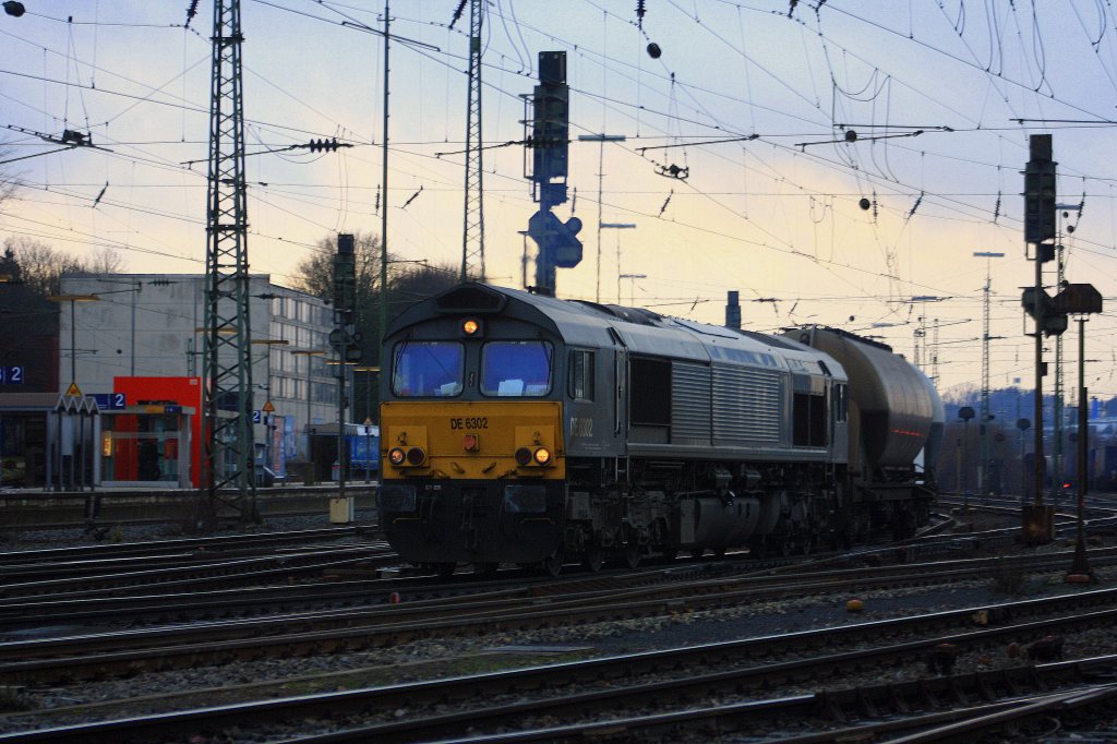 Die Class 66 DE6302 von DLC Railways fhrt mit einem  Silozug  von Aachen-West nach Belgien.
Am 18.12.2011.