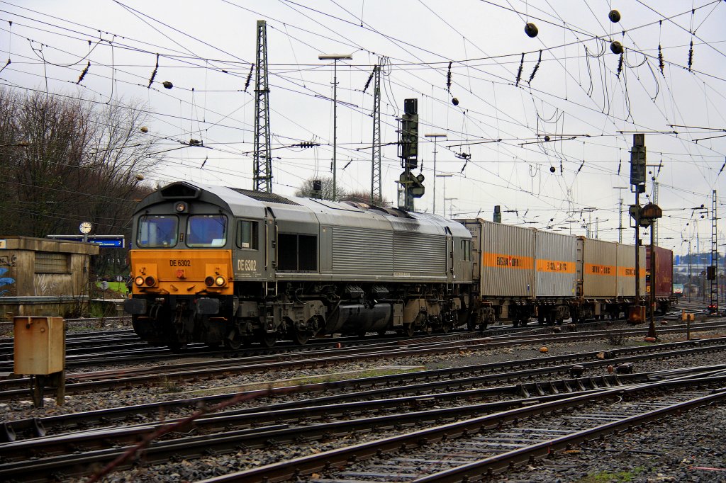 Die Class 66 DE6302 von DLC Railways fhrt mit einem Containerzug von Aachen-West nach Belgien bei Wolken am 21.1.2012.