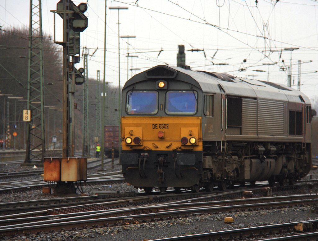 Die Class 66 DE6302 von DLC Railways rangiert in Aachen-West im Regen am 15.2.2012.
