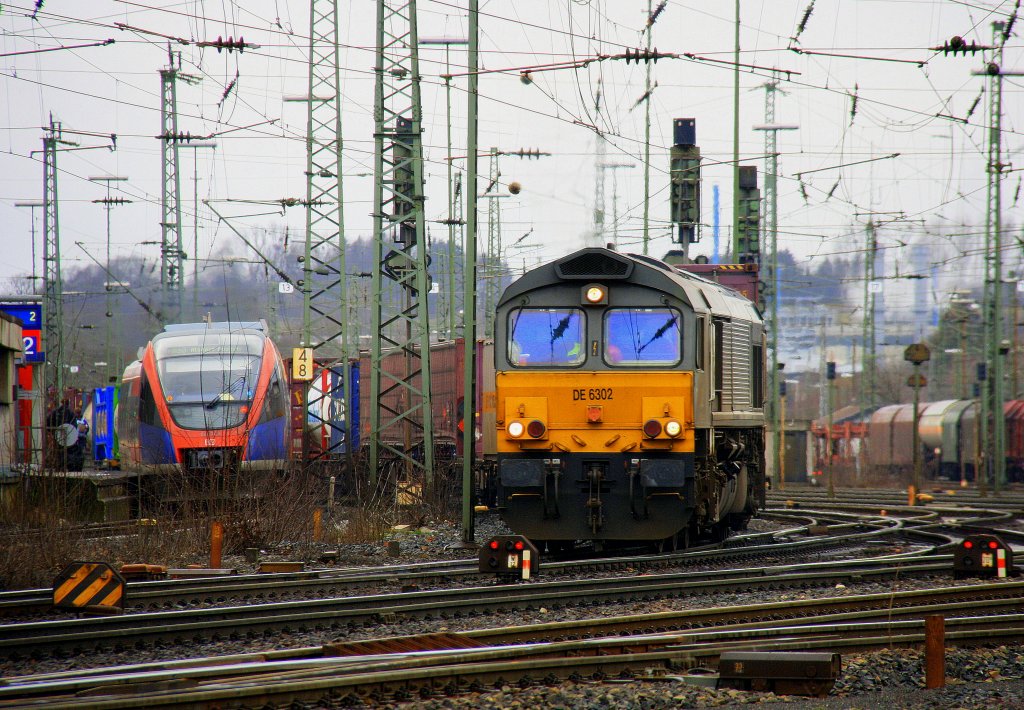 Die Class 66 DE6302 von DLC Railways fhrt mit einem Containerzug von Aachen-West nach Belgien bei Regenwetter am 15.2.2012.

